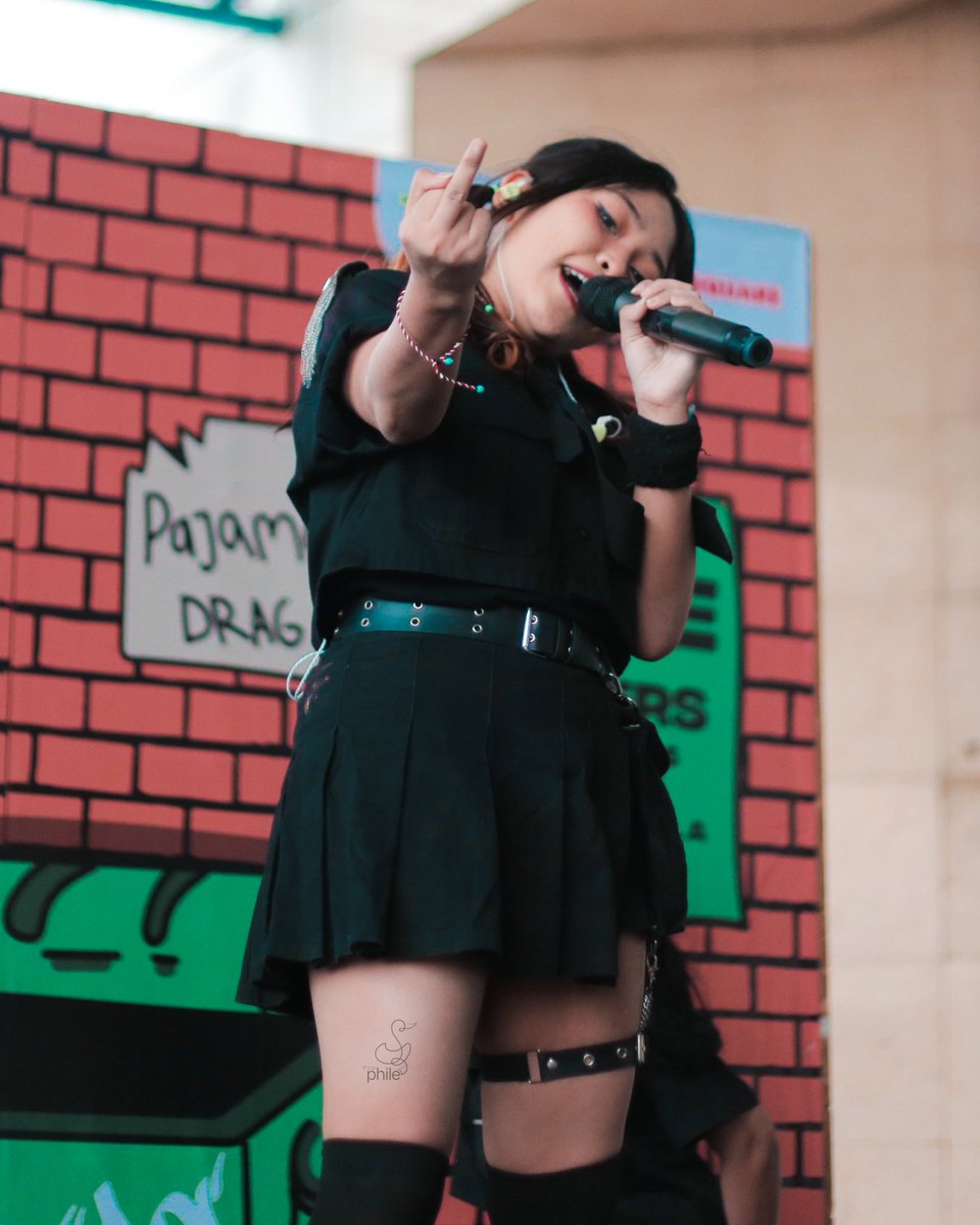 ahiruphile's tweet photo. goog moshing everybody
—————
130725 - "Ride n Cheers" 2nd Anniversary WOT48ERS JADETABEK.
#SiSCA #シスカ #nextanative https://t.co/WotmCUWxi7