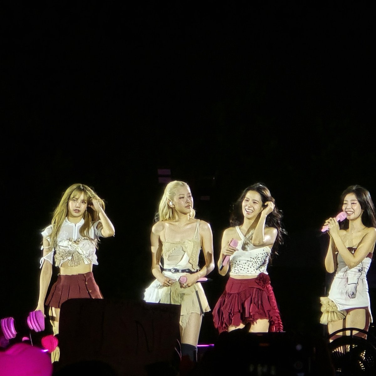 S2afterglow's tweet photo. Hoje foi o melhor dia da minha vida, realizei meu sonho de ver o Blackpink de perto🥹🩷 eu me emocionei tanto só de ver o grupo que marcou minha vida performar na minha frente, continuarei sempre apoiando elas 🫶 amo vocês Blackpink!! https://t.co/JZ47EVyzWo