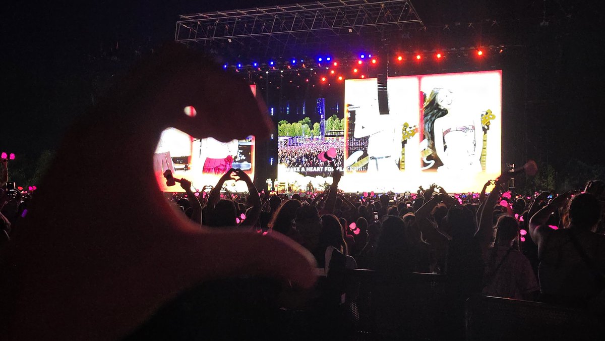 S2afterglow's tweet photo. Hoje foi o melhor dia da minha vida, realizei meu sonho de ver o Blackpink de perto🥹🩷 eu me emocionei tanto só de ver o grupo que marcou minha vida performar na minha frente, continuarei sempre apoiando elas 🫶 amo vocês Blackpink!! https://t.co/JZ47EVyzWo