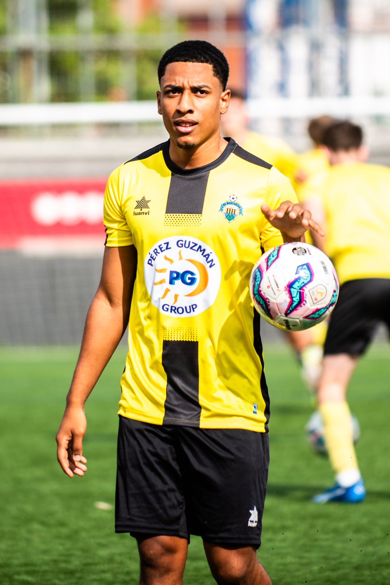 thistorics's tweet photo. 💛🖤 Gràcies per ser un any més al Torneig, @montanyesa1927!

🏆 Fent gran l'#Històrics25!

👐 Molta sort aquesta propera temporada a la #TerceraRFEF!

#SomHistòrics https://t.co/3PLMBIUlDq
