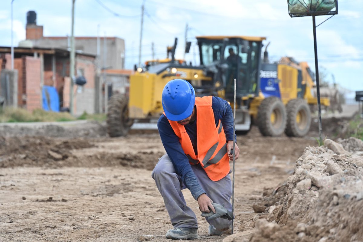 fsusbielles's tweet image. Las obras de integración sociourbana de @opisupba están en marcha en Más Barrios.

Con mucha alegría, hoy recorrimos los primeros avances de la pavimentación de una de las 16 cuadras que serán asfaltadas.

Además, se realizarán 1.300 metros de desagües pluviales.
