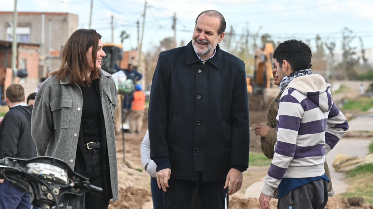 fsusbielles's tweet image. Las obras de integración sociourbana de @opisupba están en marcha en Más Barrios.

Con mucha alegría, hoy recorrimos los primeros avances de la pavimentación de una de las 16 cuadras que serán asfaltadas.

Además, se realizarán 1.300 metros de desagües pluviales.
