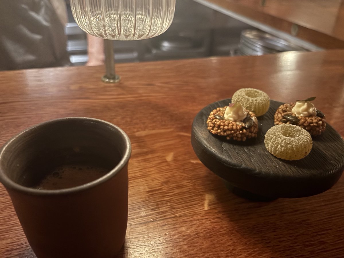 Anoraknophobia2's tweet image. デザートやプチフールに至るまで、インド料理の食体験の中ではトップクラスに驚きの連続。一皿ごとにマリアージュを計算して出されたワインや日本酒(!)も新鮮な味わいのものが多かったです。これは実に貴重な体験であった！