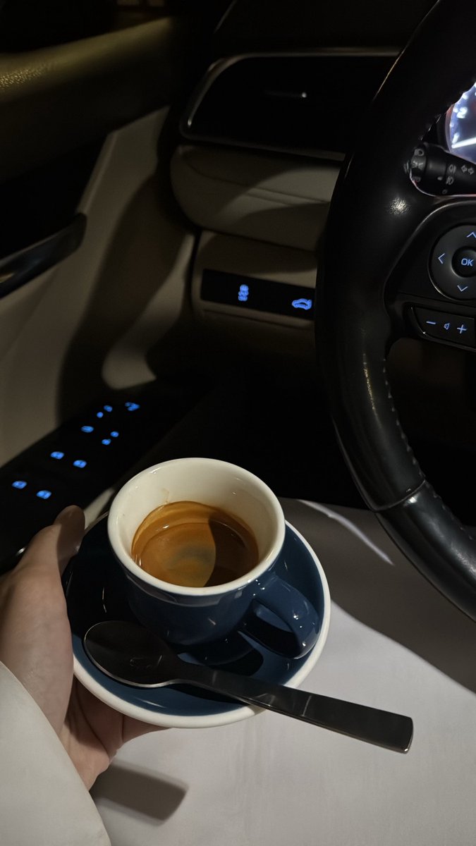 لأني أرفض أكون محطة عبور
ولا أفك شراعي في بحرٍ ما فيه مرسى

تقول أني بارد و ما فيني شعور
و تقول أني من الحجر أقسى

ماني من اللي تمر عليه مرور الكرام
ولا اللي تجيه اليوم و بكره تنسى

أنا الدايم و أنا الحاكم أنا الدستور
أنا و من بعدي كل من أصبح و أمسى