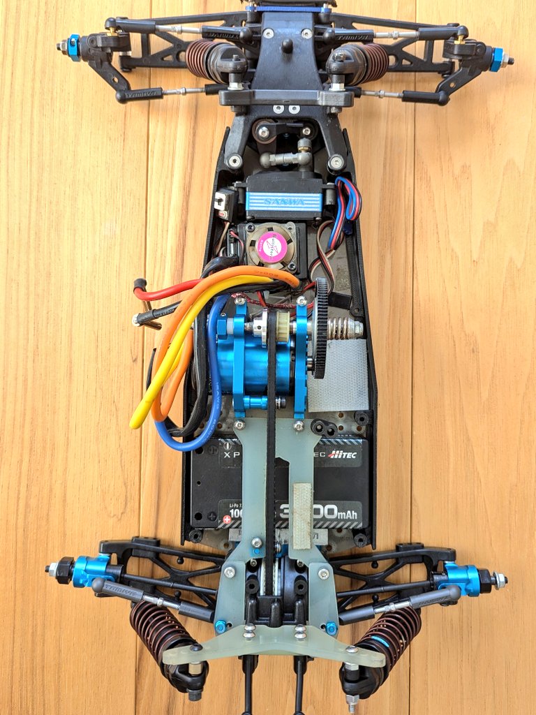 shoes_rc's tweet photo. フロントアッパーデッキやめてサイドブレースに
なんか今っぽくなってきた😆
シャーシは10年程前の手切りだから隙間あったりキツかったり😅
配線は後でなんとかする
#TA05 #TA05RB https://t.co/qlg0K8Lt1b