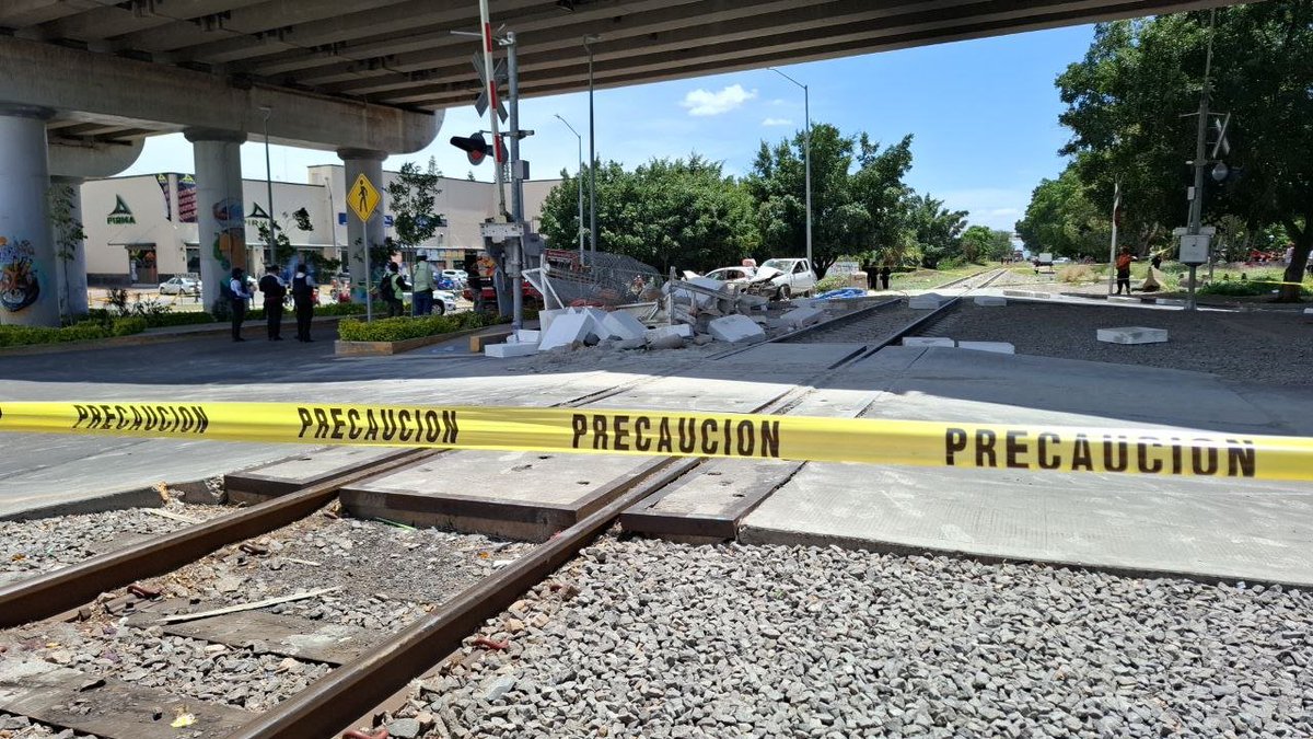 ZonaFrancaMX's tweet photo. #SOCIEDAD🗣‼️ Ferromex tiene que dar respuestas, sostiene alcaldesa de Irapuato tras accidente
https://t.co/Xc9ktJeV6d https://t.co/uUeAVYAPnO