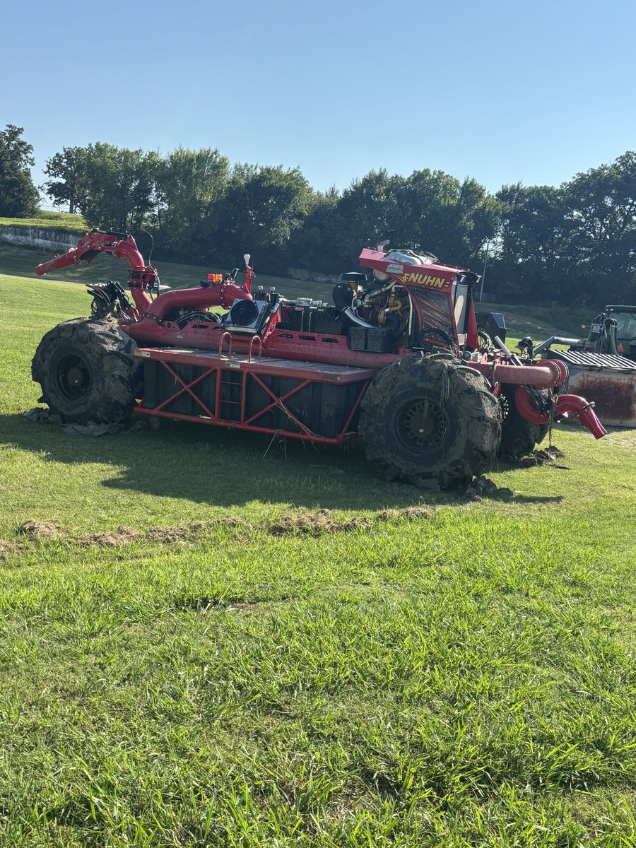 This arrived on job site, remote controlled, drive it into the lagoon and it floats as it navigates around stirring up waste. Awesome machine