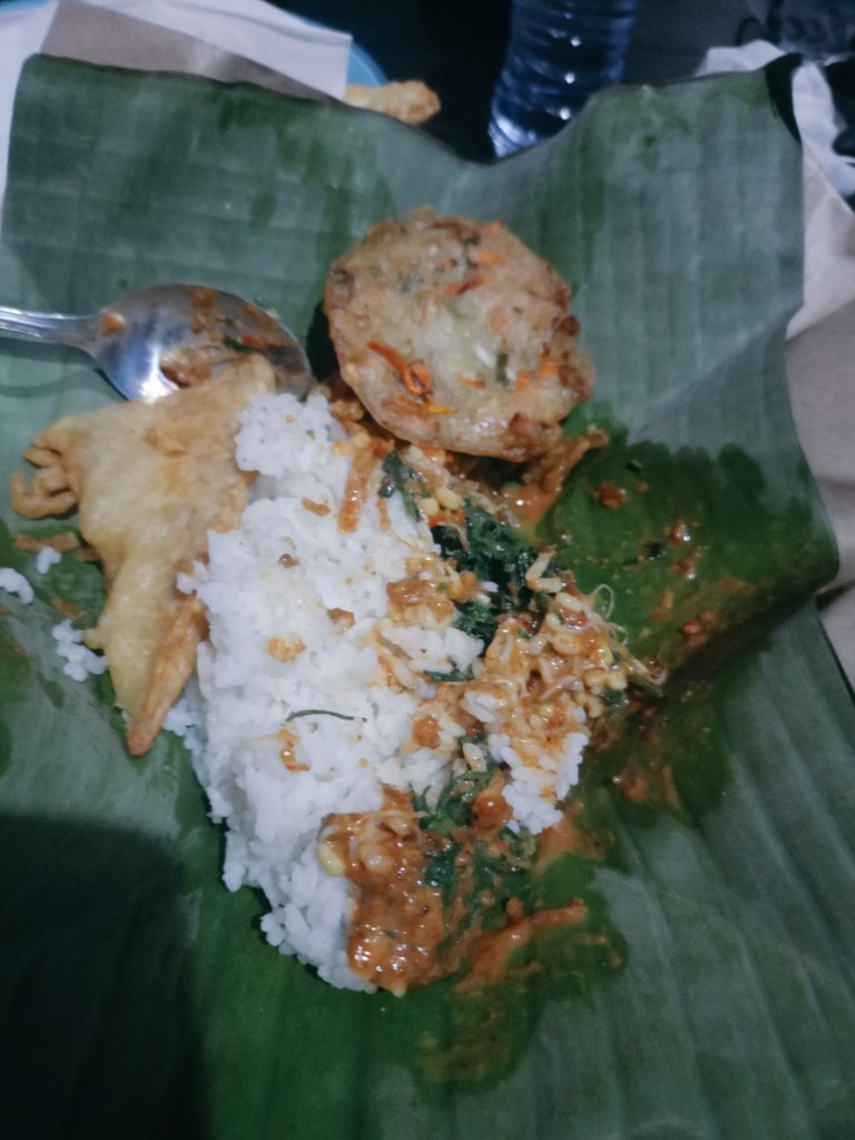 ervanhan's tweet photo. Menurut bps, nasi penyumbang garis kemiskinan 21%. Lahh ini nasi pecel aja cuma 4rb loh :( https://t.co/VuMIIMeNJC
