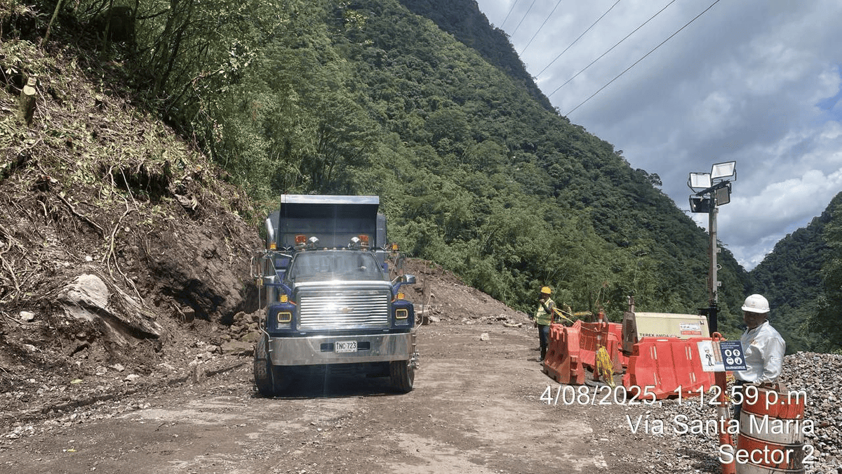boyacasietedias's tweet photo. En la transversal del Sisga restablecieron paso vehicular provisional en el sector Puente Muros https://t.co/h2DqsuqTZg https://t.co/Oovr7WZbA4