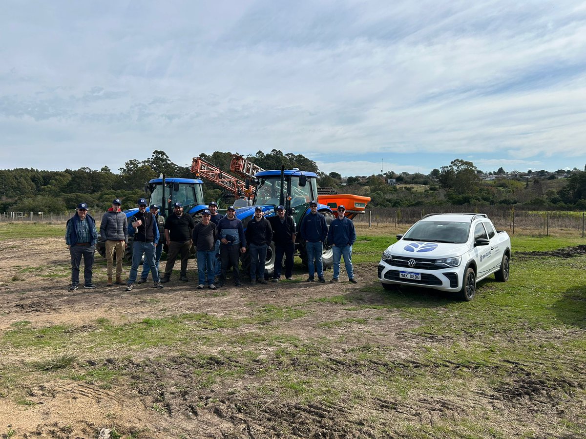 corporacionuy's tweet image. A CAMPO | Junto a productores en distintas zonas del país, demostraciones que presentan las ventajas de los sistemas de trabajo #NewHolland   

Cerca tuyo de verdad 🤝 
#Comasa #CorporacionDeMaquinaria