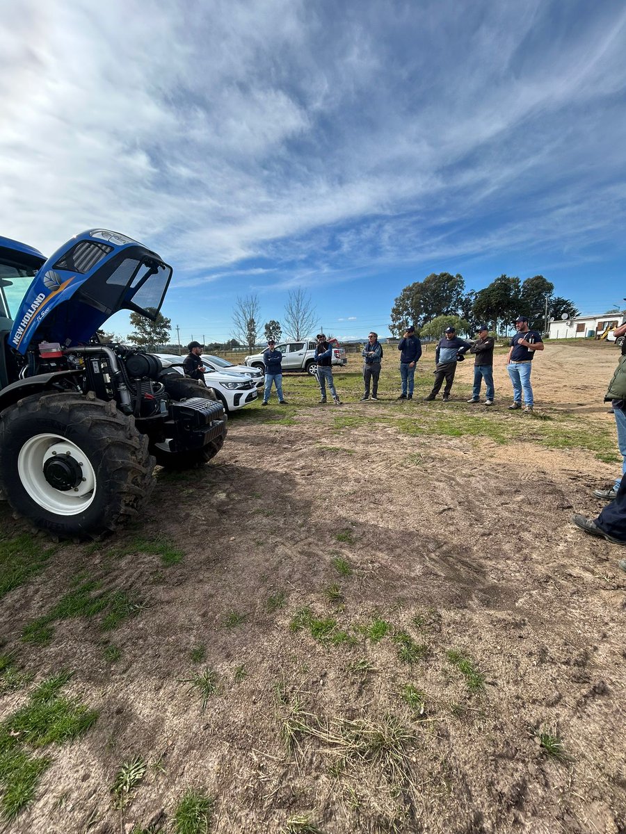 corporacionuy's tweet image. A CAMPO | Junto a productores en distintas zonas del país, demostraciones que presentan las ventajas de los sistemas de trabajo #NewHolland   

Cerca tuyo de verdad 🤝 
#Comasa #CorporacionDeMaquinaria