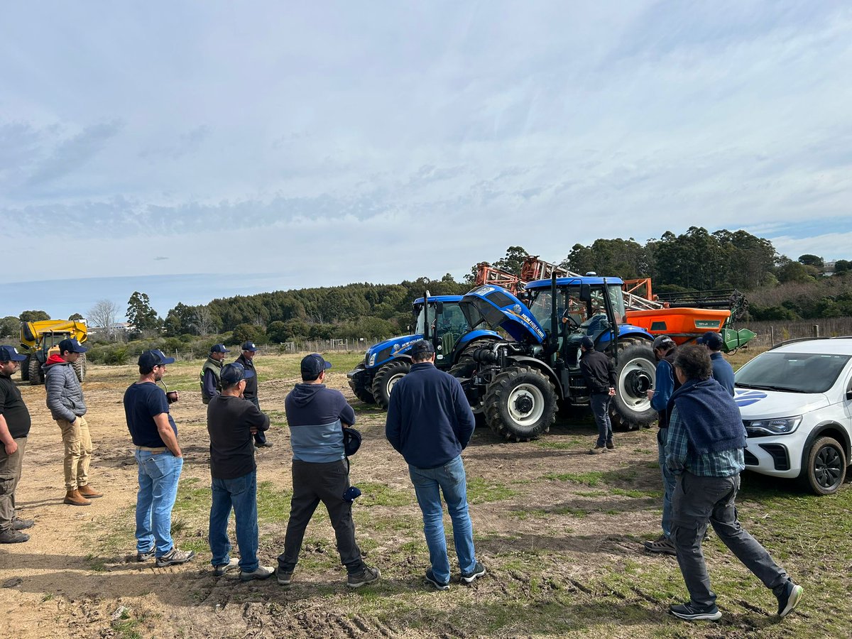 corporacionuy's tweet image. A CAMPO | Junto a productores en distintas zonas del país, demostraciones que presentan las ventajas de los sistemas de trabajo #NewHolland   

Cerca tuyo de verdad 🤝 
#Comasa #CorporacionDeMaquinaria