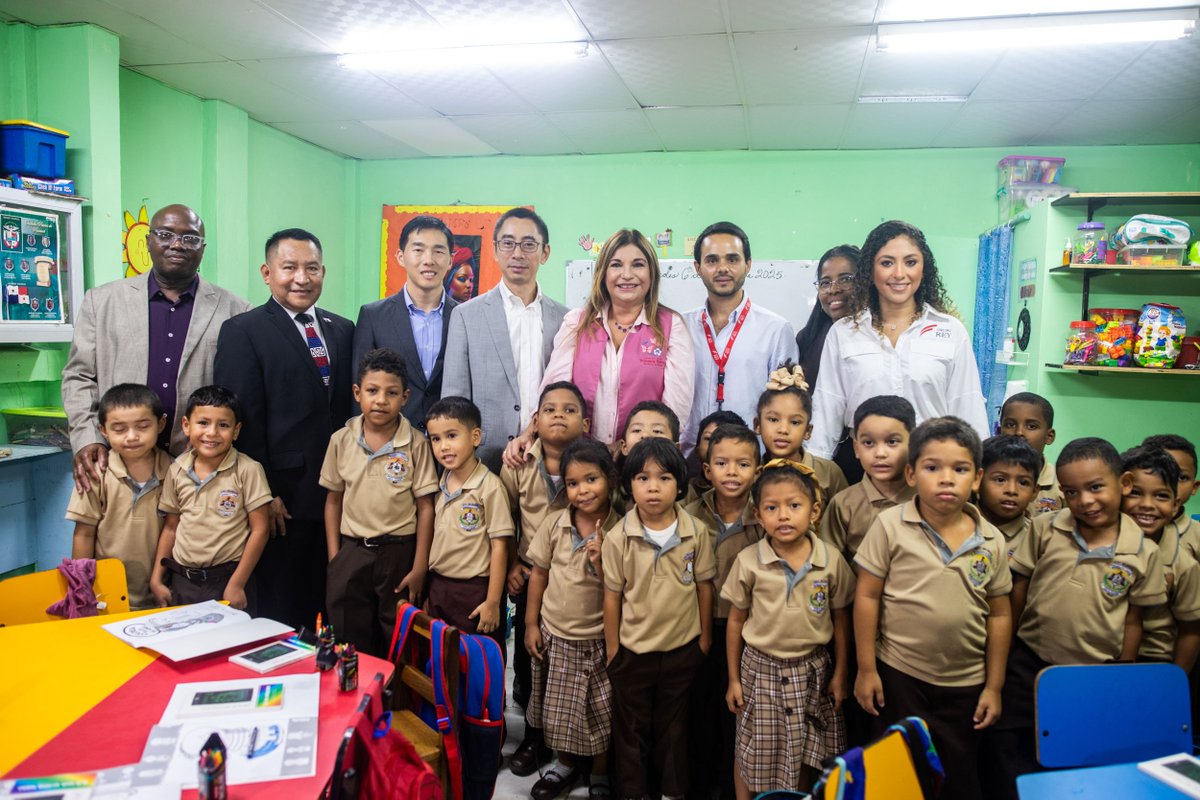 📚✨ En Grupo Rey creemos que educar es construir futuro.
Junto al <a href="/primeradamapma/">Despacho Primera Dama de Panamá</a> estamos entregando 10,000 libros de colorear y lápices de colores a escuelas del país. Hoy iniciamos en la Escuela Roberto F. Chiari, llevando +200 kits a niños de kínder. 💚✏️
#Educación