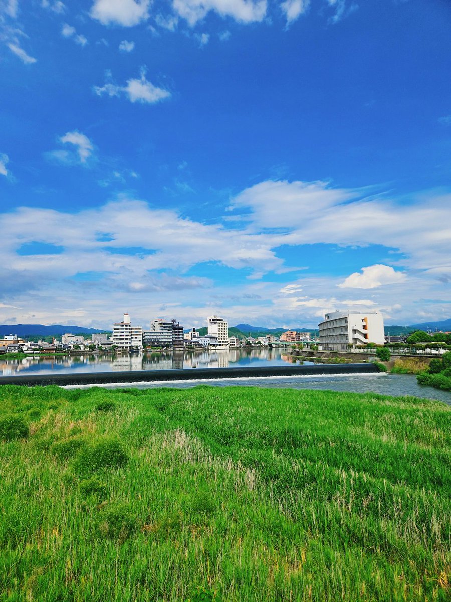 お盆は休まず営業しております。13日の夜だけ貸し切りとなっております。ランチは大丈夫です。