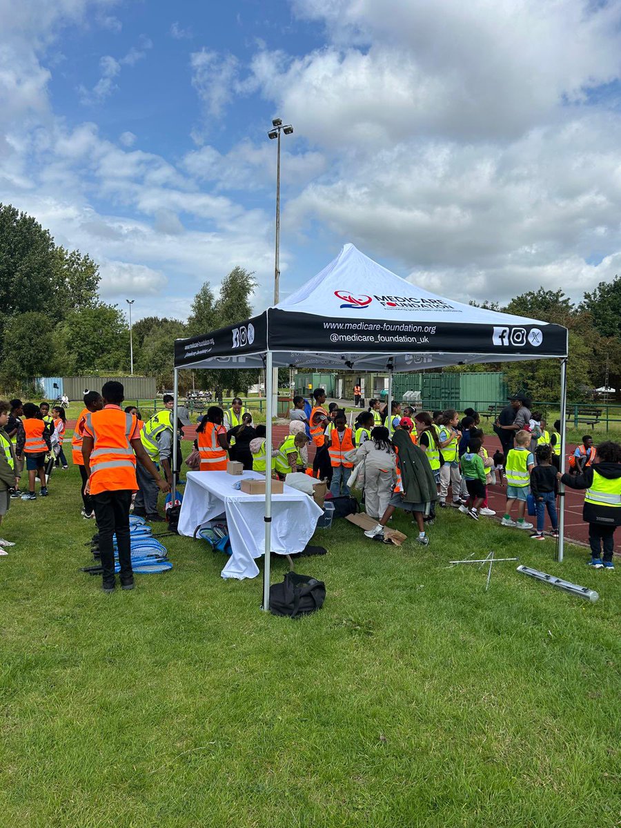 NaanHc's tweet photo. Week 2 Day 3 a trip on the bus to @lakesidecafe_bhc for Manchester Play Day with the kids participating in #archery #tennis #athlectics #climbing #cycling #growabeanstalk etc! Thanks to @mcractive @mcractiveha @educationgovuk @manchestercitycouncil for this initiative. @MCRparks_ https://t.co/LEH9Up79Rh
