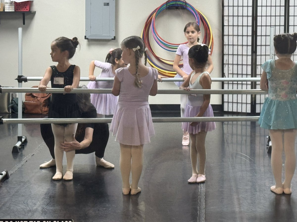 BeautyBabesBall's tweet photo. 1st day of dance for the Fall in our new state. Ballet and Tap classes back to back🩰👧🏼🎶.
Her pose!👧🏼🤪😂😭
#Lola #5yearsold #girlmom #ballet #tapclass #ballerina #strikeapose #NewMexico #home @Coach_Eck https://t.co/oRMGPu80h0