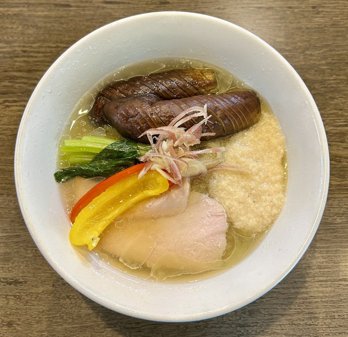 kurokosho_rzk's tweet photo. 八王子　らーめん楓
限定　夏野菜ととろろの冷やしらーめん 塩+なす増し+大盛り(LINE🈂️)

いりこ出汁の旨味が広がる美しく澄んだ冷たいスープ！多加水平打ち麺をまずそのまま、とろろをよく絡めてと大盛で存分に堪能します。
パプリカの酢漬け、茗荷に鶏チャ。出汁の沁みた茄子は増しで頂くべき絶品！ https://t.co/qzNbAXbNzU