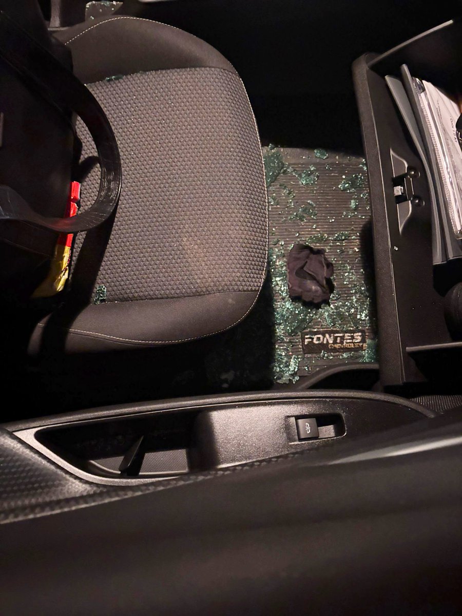🔴#PuntaDelEste #AHORA Nuevamente, reventaron los vidrios de dos autos de estudiantes, para robar efectos del interior en las afueras del #CLAEH. La semana pasada rompieron los vidrios y robaron 7 autos. Los estudiantes le reclaman a la universidad “que ponga control en las