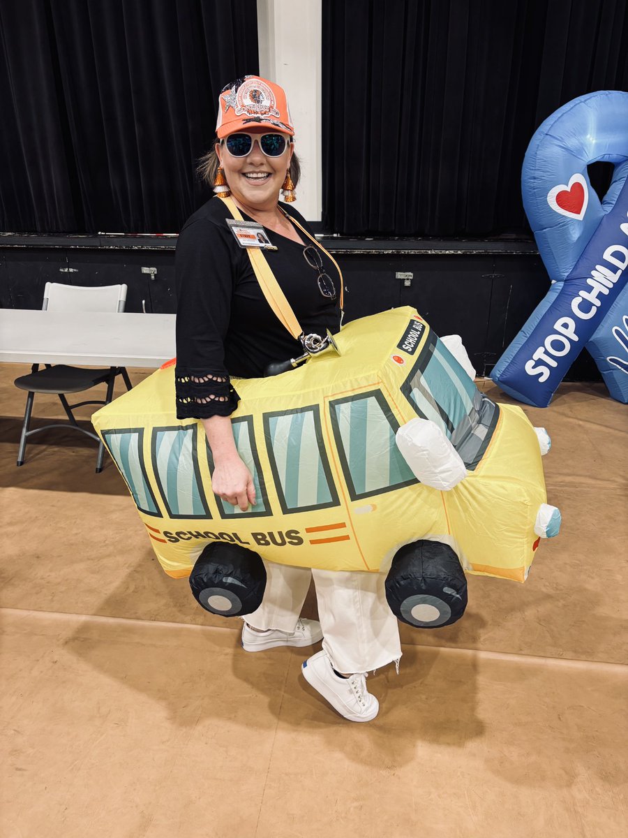 AReedSmith's tweet photo. Another fun-filled, energetic welcome back convocation @gonzales_isd with the incredible @JonGordon11 π§‘π€ Going to be an amazing year full of purpose and positivity! #LoveMyTribe #GISDRidesTogether #TheEnergyBus https://t.co/1J5qfikMNN