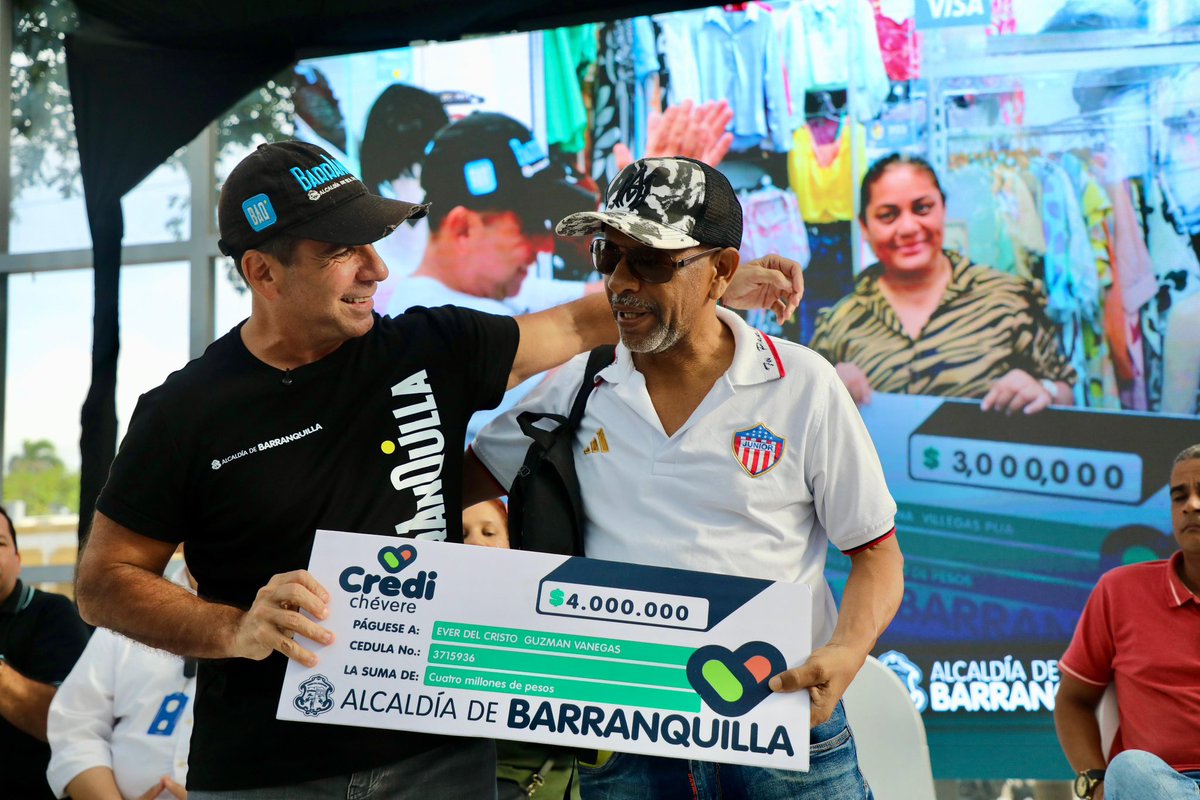 AlejandroChar's tweet photo. ¡El momento que esperaban llegó! CrediChévere arrancó con la entrega de cheques después de la Aprobatón.

Con este aporte económico, ya son más de 5.600 beneficiarios los que han accedido a un crédito y han invertido en sus emprendimientos con nuestro apoyo.

Hasta la fecha, se han desembolsado cerca de $14 mil millones para que nuestra gente no tenga que endeudarse con los gota a gota y pueda proteger sus inversiones.

Y lo mejor, los barranquilleros sí pagan: el 70% de quienes han sido beneficiados cumplen con sus cuotas, porque ven el crecimiento de sus negocios.