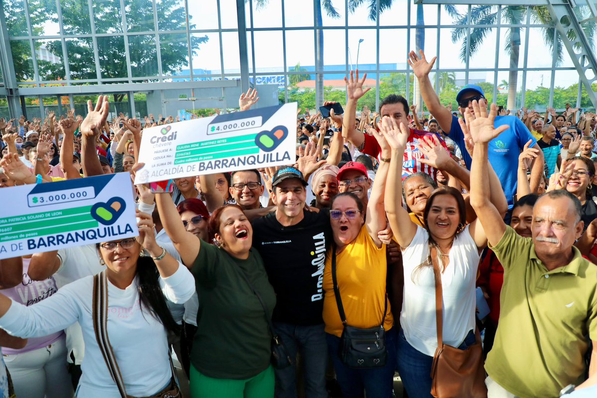 AlejandroChar's tweet photo. ¡El momento que esperaban llegó! CrediChévere arrancó con la entrega de cheques después de la Aprobatón.

Con este aporte económico, ya son más de 5.600 beneficiarios los que han accedido a un crédito y han invertido en sus emprendimientos con nuestro apoyo.

Hasta la fecha, se han desembolsado cerca de $14 mil millones para que nuestra gente no tenga que endeudarse con los gota a gota y pueda proteger sus inversiones.

Y lo mejor, los barranquilleros sí pagan: el 70% de quienes han sido beneficiados cumplen con sus cuotas, porque ven el crecimiento de sus negocios.