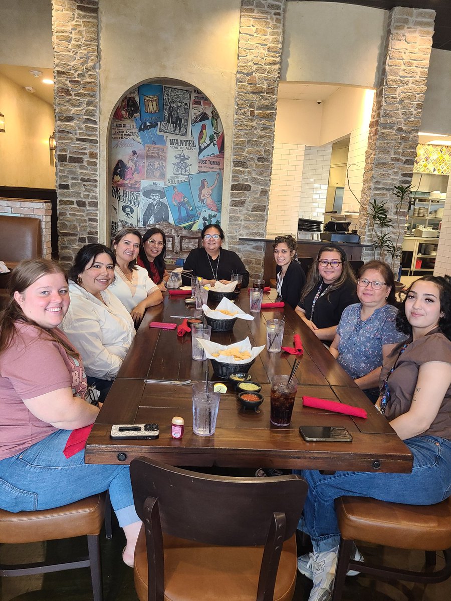 Ms_VillamizarBL's tweet photo. Day 3 at MRob super excited to be all together again... and shhh we have an upcoming surprise #kindergarten #teamwork #teacherlife #lunch #schoolrating #MRobPRIDE #CFISDPD @CyFairISD @MRobinsonElem https://t.co/tzOzjPih0e