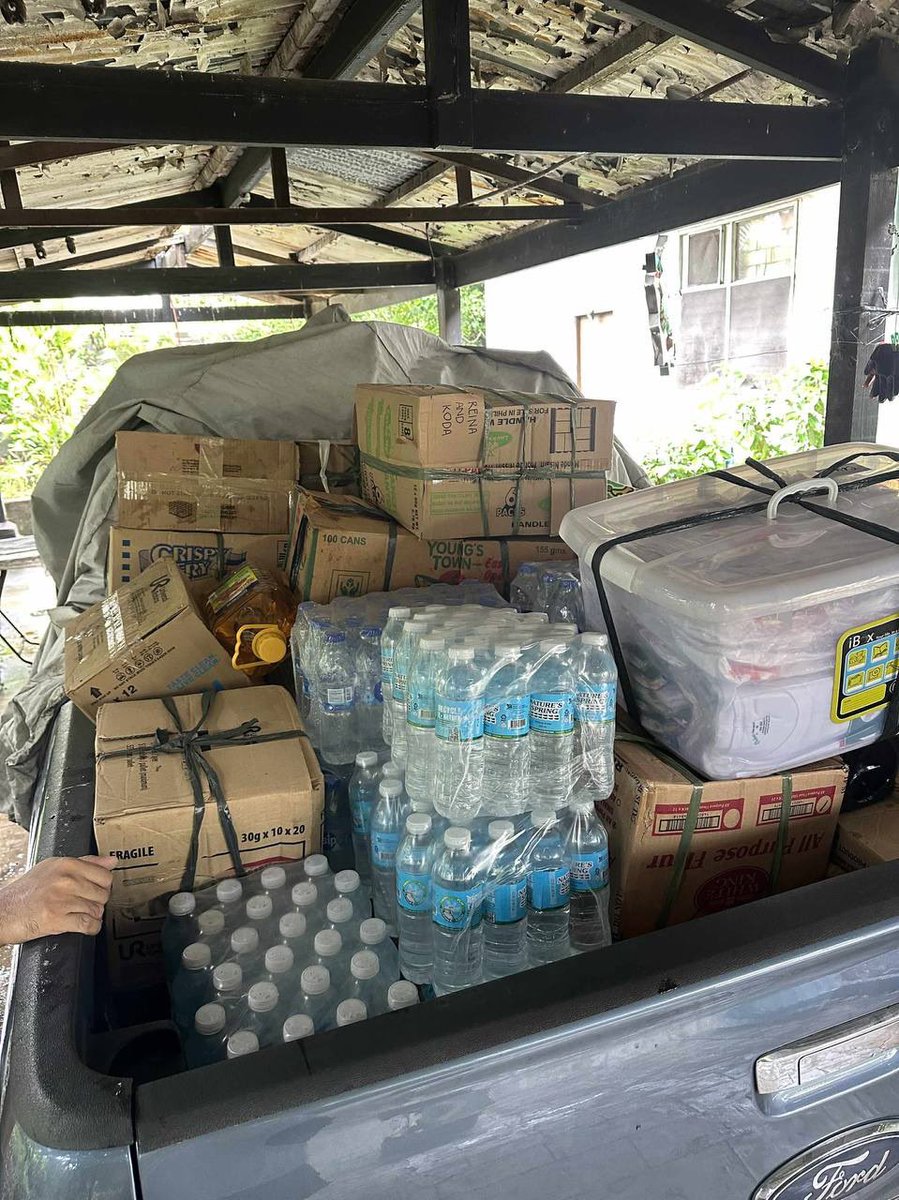 angatbuhay_ph's tweet photo. #AngatBayanihanInAction: Matapos ang matinding pananalasa ng #EmongPH sa La Union, na nagdisplace ng libu-libong pamilya at sumira ng milyong halaga ng pananim at kabuhayan, tuloy-tuloy rin ang pagresponde ng Surftown Pride, bahagi ng Angat Bayanihan Volunteer Network. https://t.co/R30rJbhycf
