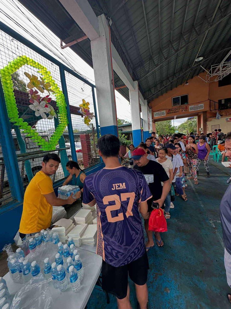 angatbuhay_ph's tweet photo. #AngatBayanihanInAction: Matapos ang matinding pananalasa ng #EmongPH sa La Union, na nagdisplace ng libu-libong pamilya at sumira ng milyong halaga ng pananim at kabuhayan, tuloy-tuloy rin ang pagresponde ng Surftown Pride, bahagi ng Angat Bayanihan Volunteer Network. https://t.co/R30rJbhycf