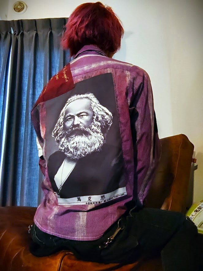 今日のファッション。マルクス、マルクス、あとマルクス。今日も資本を問いただす。このままでは洗濯も階級闘争。畳む時、歴史が一度、クシャっとなる。