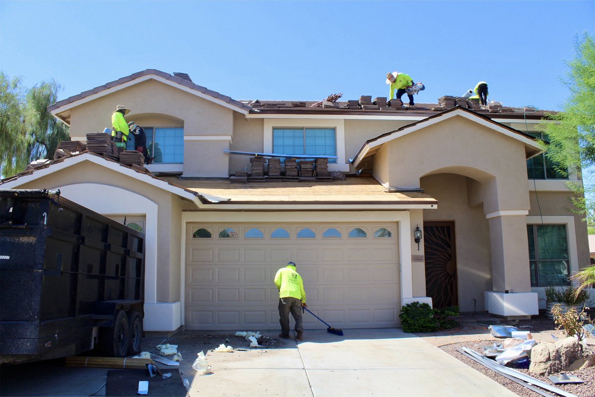 RobsRoofingLLC's tweet photo. Your dream roof starts with what’s underneath 🏠

Our crew works hard, uses the best from Westlake Royal Building Products &amp; leaves your place spotless. Quality work, start to finish.

💪🏽 Strong roof, clean job, no stress.

Ply 40 &amp; Tile Seal from Westlake Royal Building Products https://t.co/rpKHc3WnXs