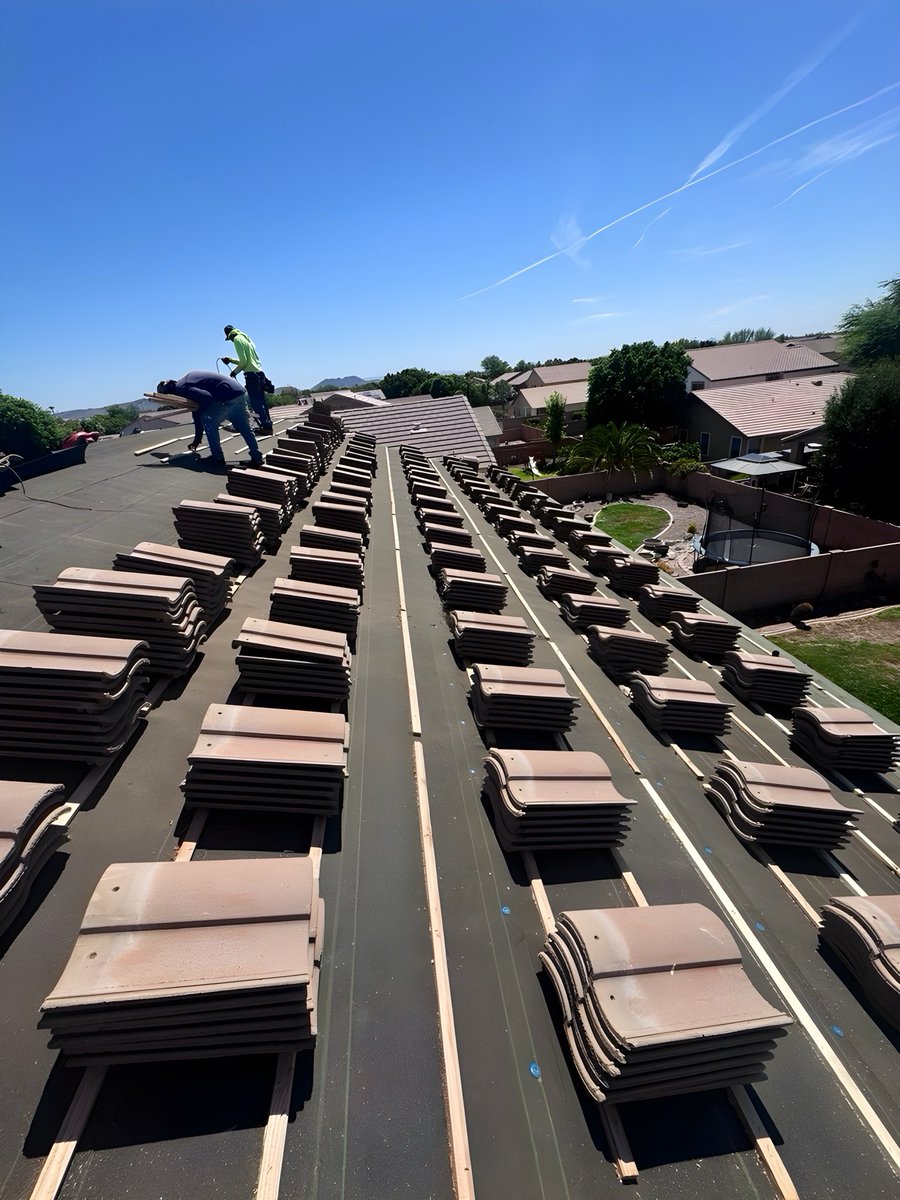 RobsRoofingLLC's tweet photo. Your dream roof starts with what’s underneath 🏠

Our crew works hard, uses the best from Westlake Royal Building Products &amp; leaves your place spotless. Quality work, start to finish.

💪🏽 Strong roof, clean job, no stress.

Ply 40 &amp; Tile Seal from Westlake Royal Building Products https://t.co/rpKHc3WnXs