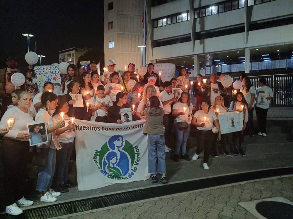 DavidRivasLTS's tweet photo. Los grupos parapoliciales que este martes 05Ago dejaron #MadresAgredidas brutalmente, llevaban una linea clara: despojar de teléfonos y documentos de identidad a las personas. No fue algo improvisado.  #NoAlTerrorismoDeEstado https://t.co/bRGM7GLSCT
