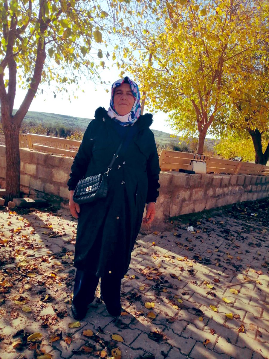 pllox_'s tweet photo. Annemin ilk ve tek montuydu üzerindeki. Hatayda çalışmaya başladığım ilk yıl almıştım ona bu montu. 60 yıllık ömürde giydiği tek montu…
Bu dünyanın tüm cefasını çekip, sefasını göremeden gitti annem. İnanıyorum yattığın yer gül bahçeleri. Ordan geldiğin içindi o kokunda… https://t.co/DipjBQLWcO