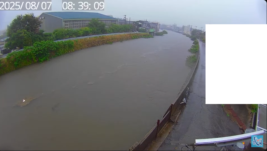 takaoka_cableNW's tweet photo. 午前8時39分の千保川（永楽町）のカメラ画像です。水位が上昇しています。 https://t.co/8VBrAzfOLZ