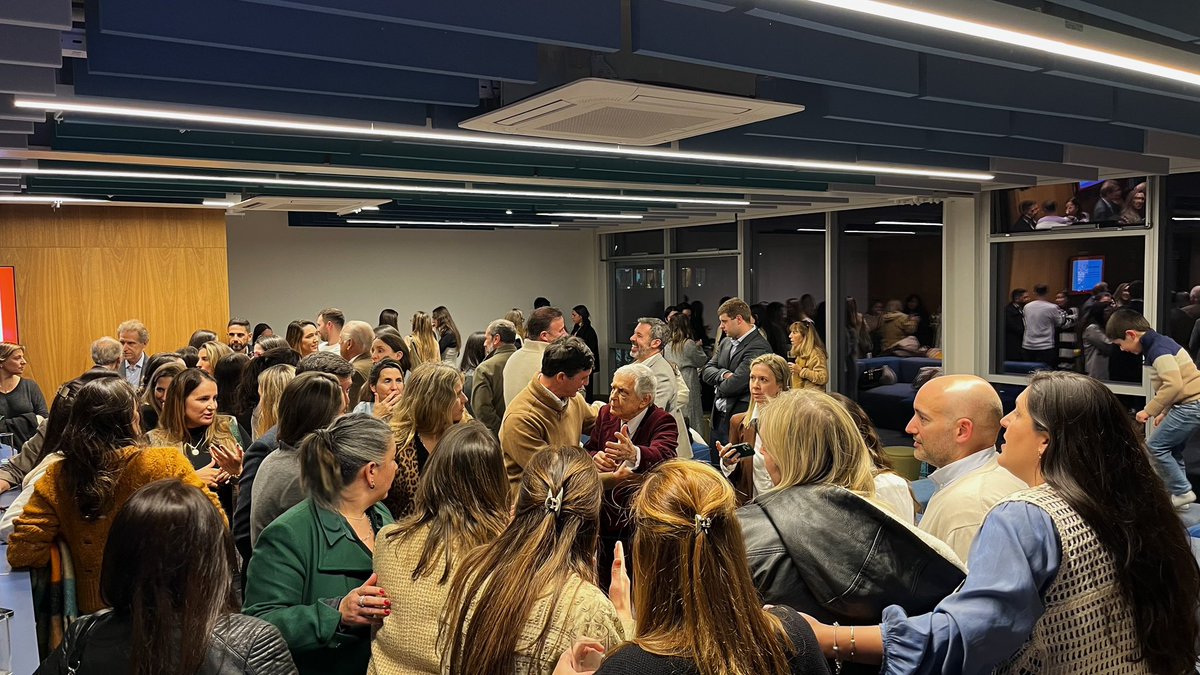 Cerramos este encuentro brindando por nuestra historia y por todo lo que se viene 🎉

¡Gracias a quienes lo hicieron posible! 🎓

#AlumniUCU