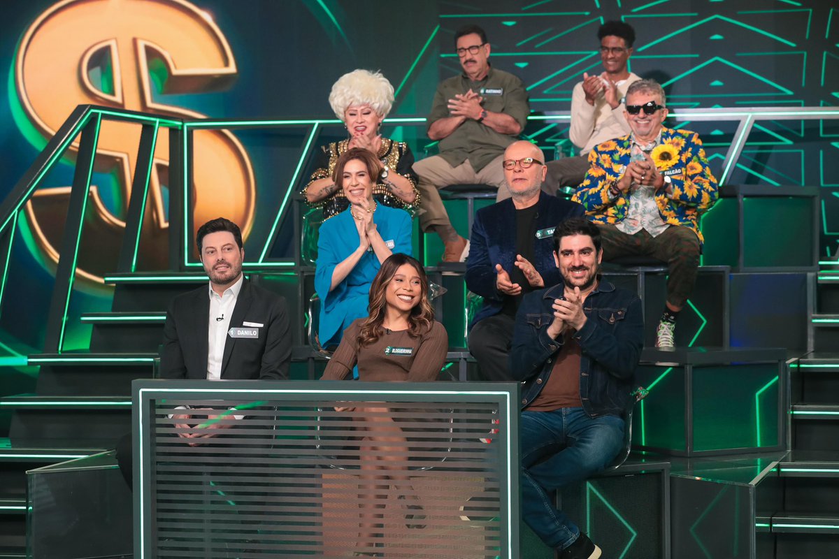 RadarTVBR's tweet photo. O SBT começou hoje a gravação das três edições do #ShowDoMilhão Celebridades e apresentadora Patrícia Abravanel já revelou o elenco de estrelas que vão estar no game show: 

Marcelo Adnet
Nany People
Ratinho
Blogueirinha
Maria Clara Gueiros
Danilo Gentili
Helio de La Peña
Marcelo Tas
Falcão
Monica Iozzi

Na parte dos "universitários", estarão:

Luiz Bacci
Rebecca Abravanel
Luiza Possi

🗞 Portal Leo Dias