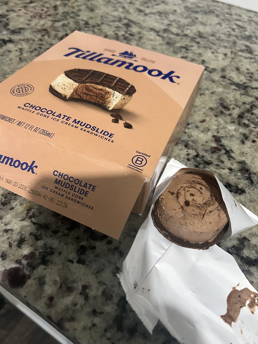 Hi <a href="/TillamookDairy/">Tillamook</a> ! Why no cookie on my ice cream sandwich? 😭You trying to tell me I'm fat &amp; don't need the extra calories? 😂