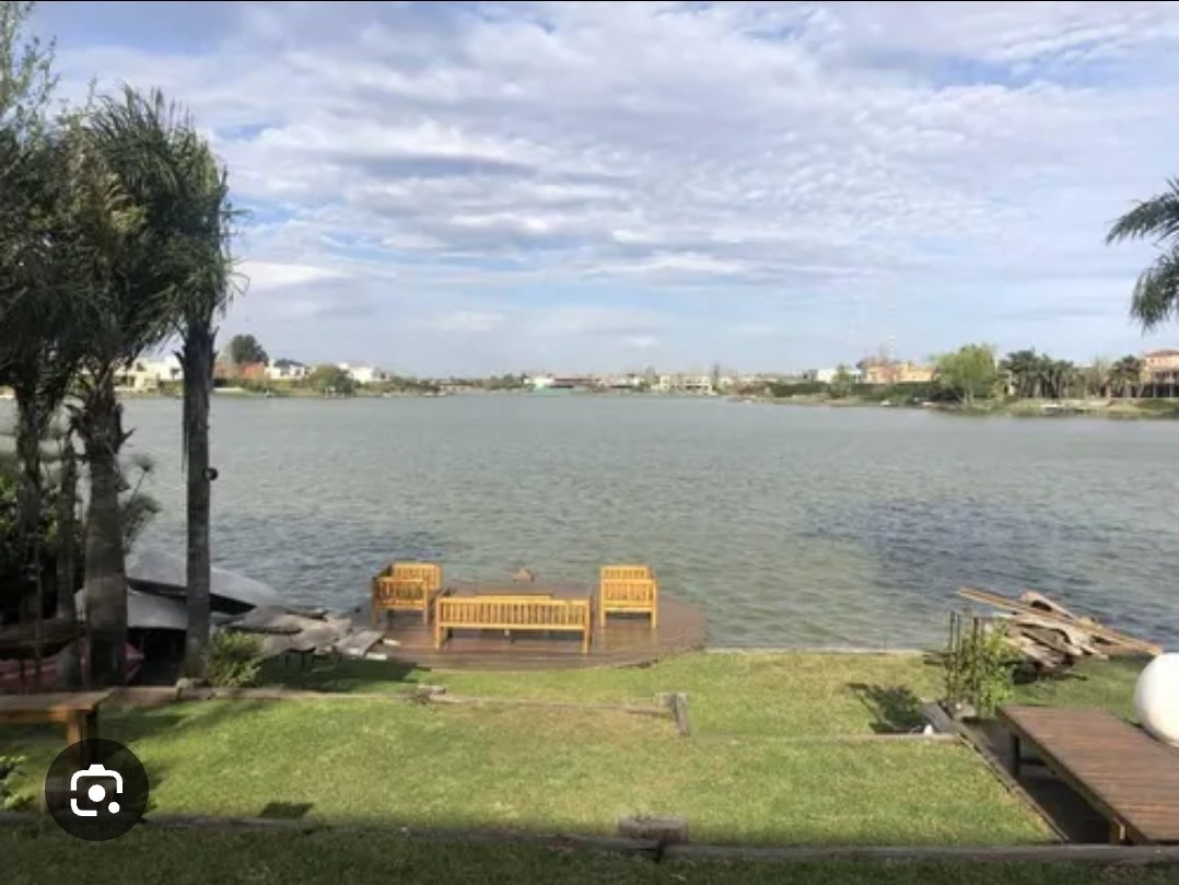 ModoClint's tweet photo. @CarlosMaslaton Que decis Carlos? Podes vivir con una casa sobre esta laguna  sin gente que te venda un par de medias y con mucho mejor aire que retiro y sin un huevo gigante en la puerta de tu casa. Ademas no te gobierna Macri. Si queres masacrar tenes de todo en Nordelta. https://t.co/i3BcITnOUP