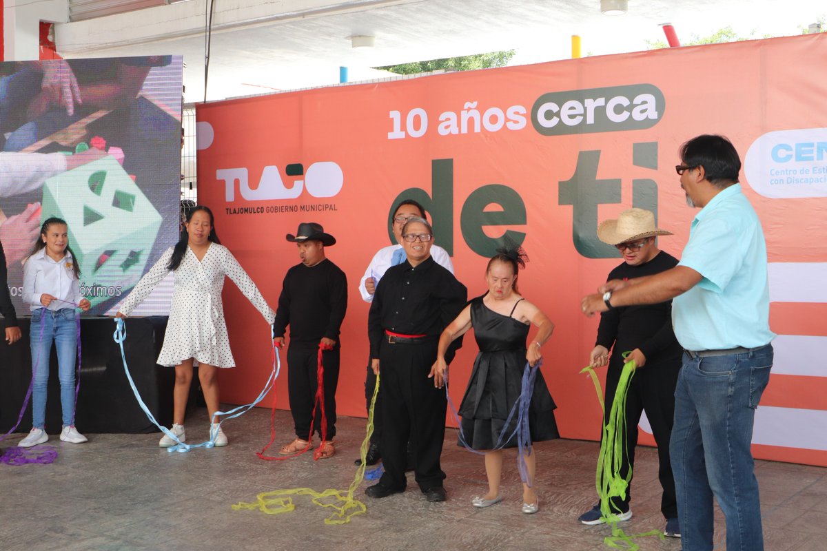 OmarCervantes_R's tweet photo. ¡Hoy celebramos 10 años del #CENDITlajomulco! 🥳

Un espacio que desde el inicio ha acompañado y mejorado la vida de niñas, niños y personas con discapacidad intelectual o trastorno del espectro autista en nuestro municipio.

Qué orgullo ha sido verlo crecer y convertirse en un lugar donde el cariño, el esfuerzo y la empatía hacen posible un Tlajo más incluyente y justo. ¡Muchas felicidades! 🧡