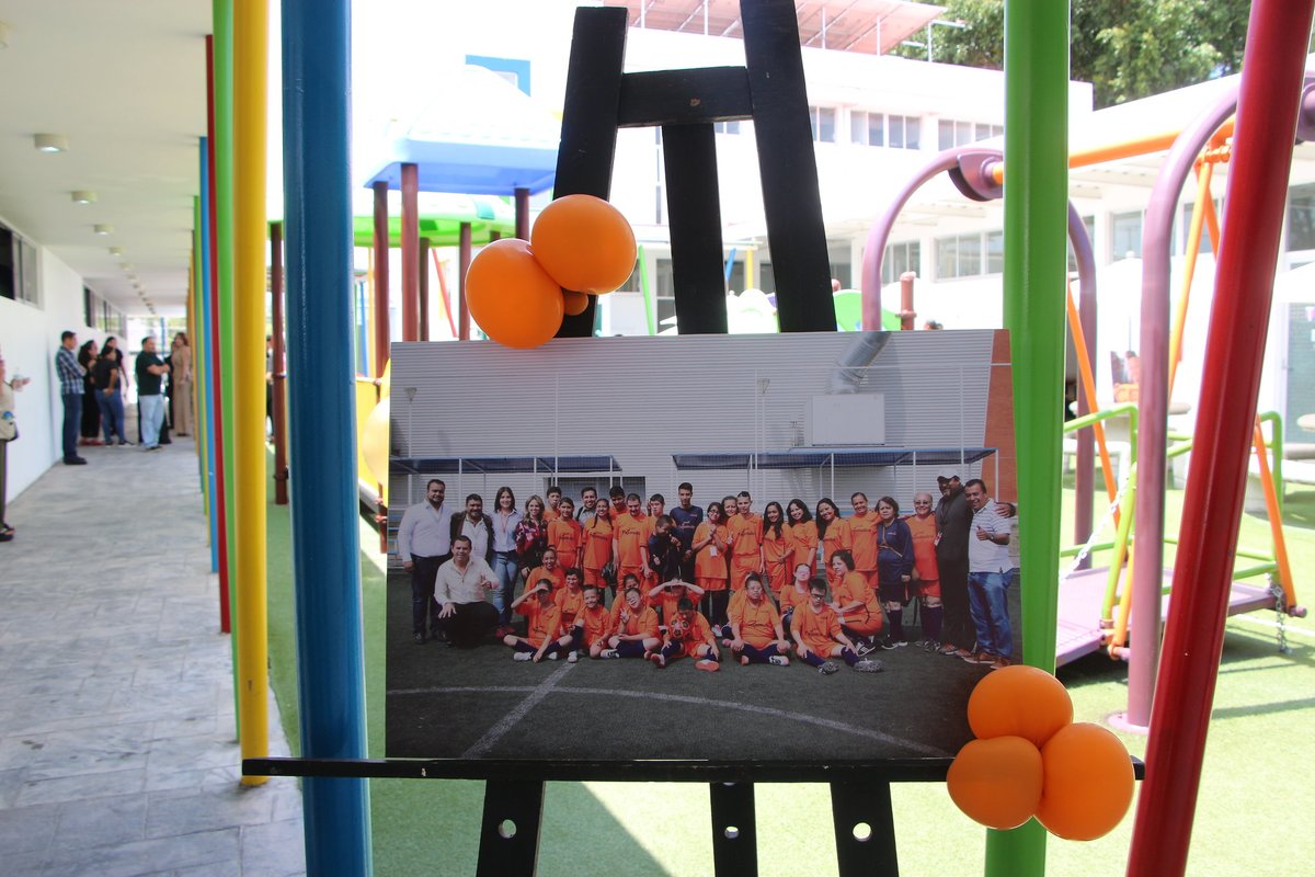 OmarCervantes_R's tweet photo. ¡Hoy celebramos 10 años del #CENDITlajomulco! 🥳

Un espacio que desde el inicio ha acompañado y mejorado la vida de niñas, niños y personas con discapacidad intelectual o trastorno del espectro autista en nuestro municipio.

Qué orgullo ha sido verlo crecer y convertirse en un lugar donde el cariño, el esfuerzo y la empatía hacen posible un Tlajo más incluyente y justo. ¡Muchas felicidades! 🧡
