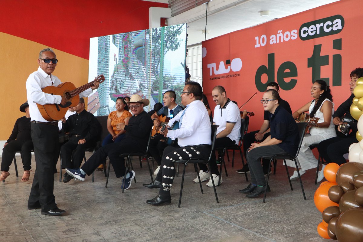 OmarCervantes_R's tweet photo. ¡Hoy celebramos 10 años del #CENDITlajomulco! 🥳

Un espacio que desde el inicio ha acompañado y mejorado la vida de niñas, niños y personas con discapacidad intelectual o trastorno del espectro autista en nuestro municipio.

Qué orgullo ha sido verlo crecer y convertirse en un lugar donde el cariño, el esfuerzo y la empatía hacen posible un Tlajo más incluyente y justo. ¡Muchas felicidades! 🧡