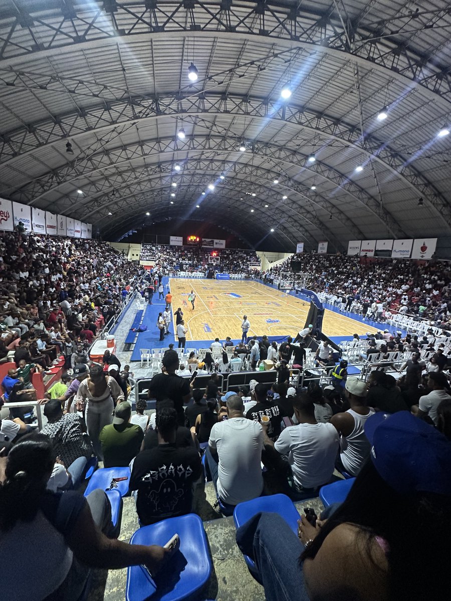 cesarsierra25's tweet photo. A casa llena @maregadeportes @cesarmarchena01
Ando con el compa @AbelBeltrnVasq1
#titaneslnb #fedombal #abadina https://t.co/GDdGFPbEEk