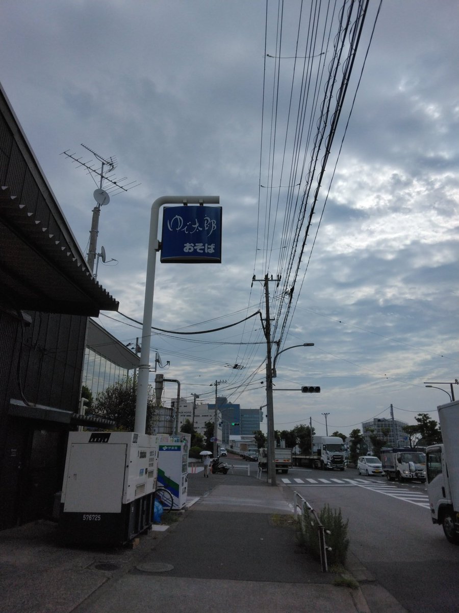 おはようございます。本日の江東区新木場は曇のような青空。 曇りの箇所はC20-40.M0-10.Y0.K0-20.  下の青空はC40.M5.Y0.K0.安定した色で印刷する事が難しいソライロ。本日は本機校正の印刷からスタートです。
#企業公式が毎朝地元の天気を言い合う 
#印刷 
#CMYK 
#いまそら 
#ソライロ 
#江東区