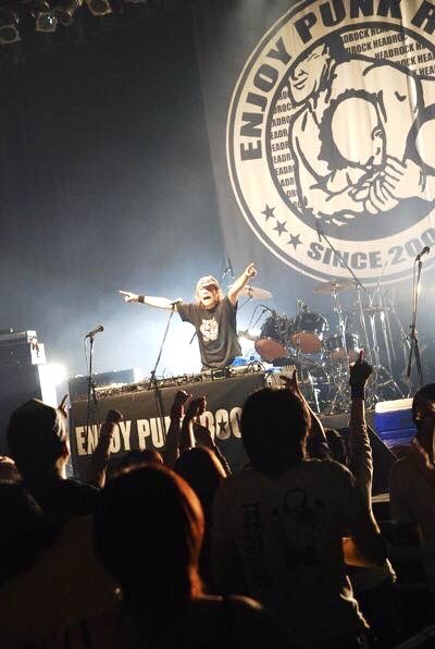 自分の掲げた「ENJOY PUNK ROCK」という言葉に自分の人生が支配される。こんな素敵な事はない。この単純なワードの中には「人は人、自分は自分」「笑って生きよう」「前進あるのみ」「一生青春」など、いろいろな意味が含まれているのです。

〜更に続く〜