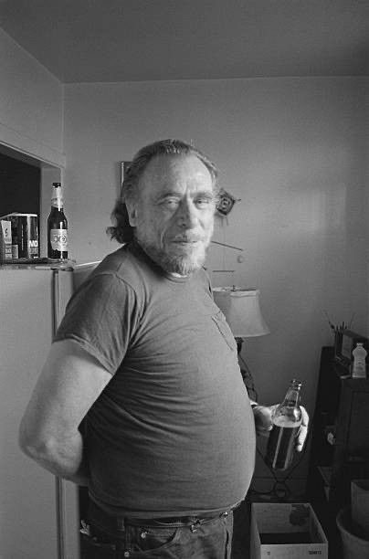 No esperes que la vida te trate con amabilidad. Pero si puedes encontrar aunque sea un poco de belleza en medio de la miseria, habrás ganado algo.

#bukowski
