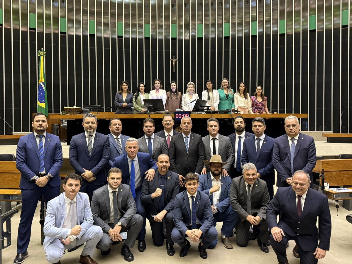 choquei's tweet photo. 🚨AGORA: Sob ordem do presidente da Câmara, Hugo Motta, a Polícia Legislativa chega ao Congresso para EXPULSAR os deputados bolsonaristas que estão paralisando os trabalhos. https://t.co/DqHVhykbtL