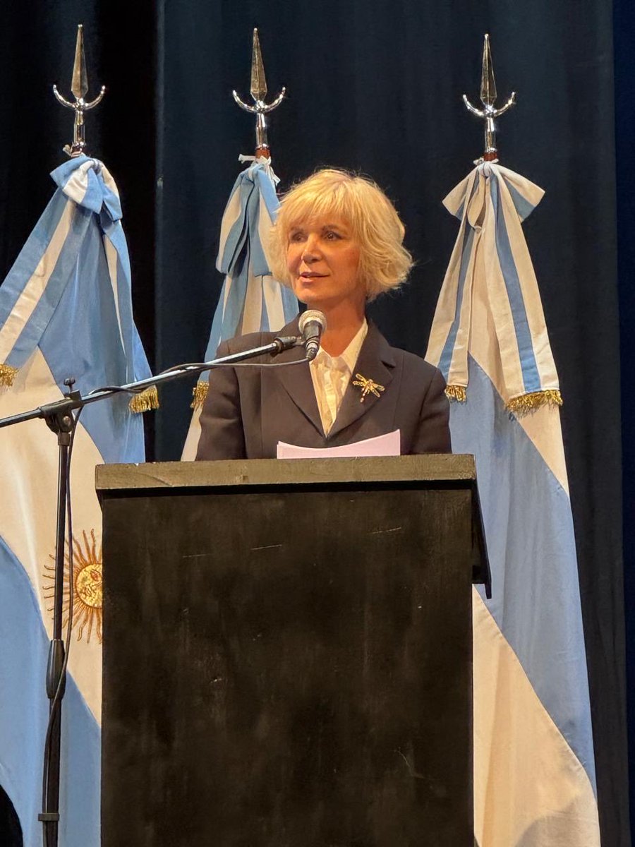 Entregando el Honoris Causa al Dr.Ricardo Lorenzetti