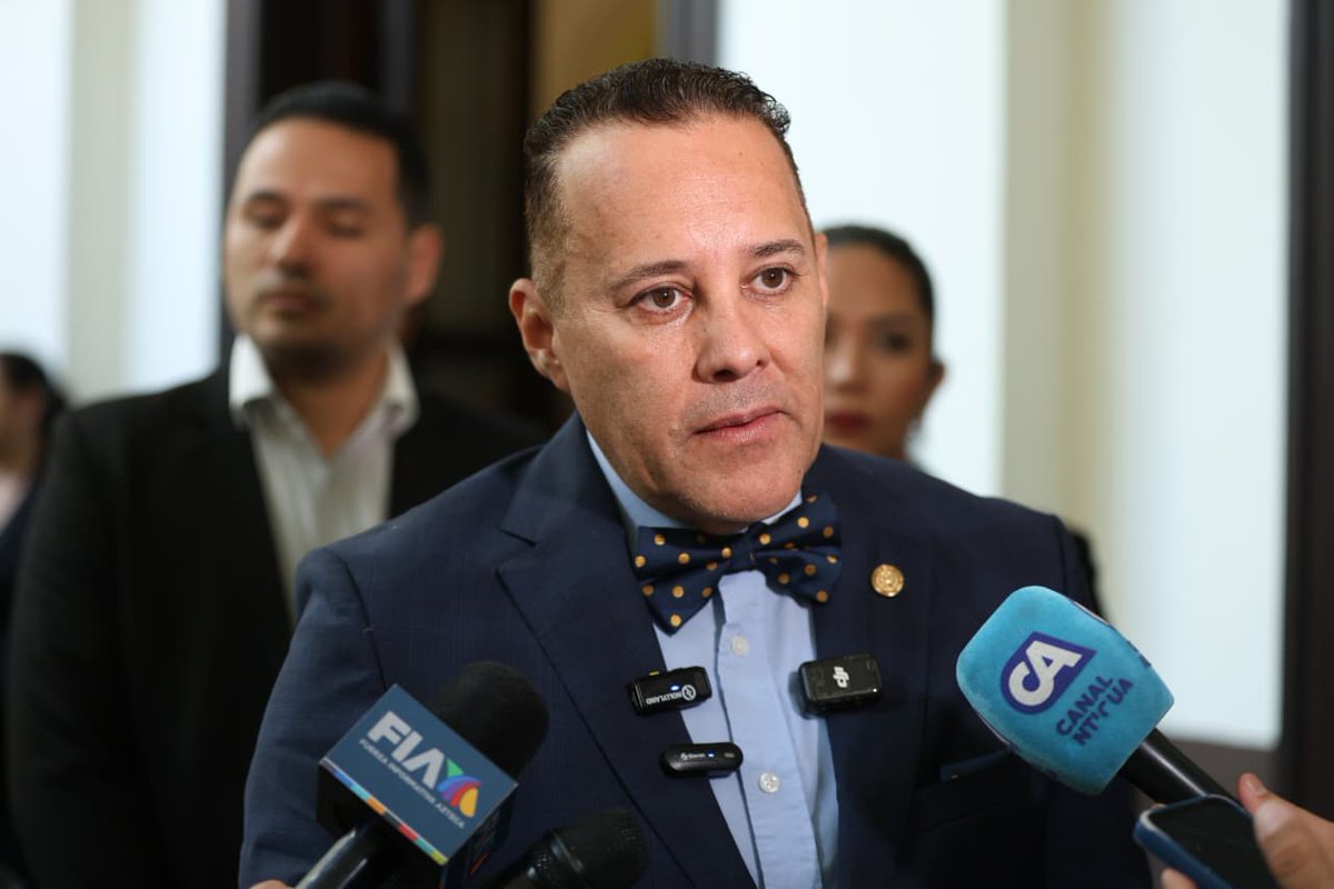 El diputado Carlos Roberto Calderón -Vamos- brindó una conferencia de prensa para referirse al estado actual de las sedes consulares en Estados Unidos, en la que hizo un llamado relacionado con inconvenientes para la obtención de citas consulares.