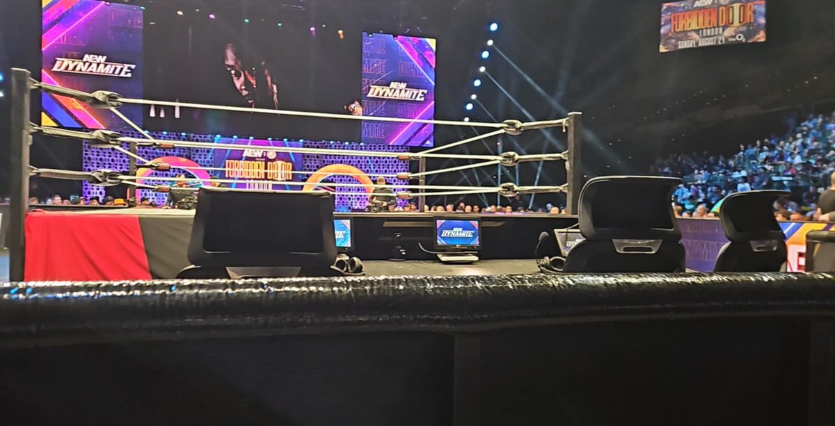 My dudes <a href="/OneofmanyMOs/">Chris Mozina</a> and <a href="/ballzv2/">Ryan Ball</a> both enjoying <a href="/AEW/">All Elite Wrestling</a> live tonight 🙌