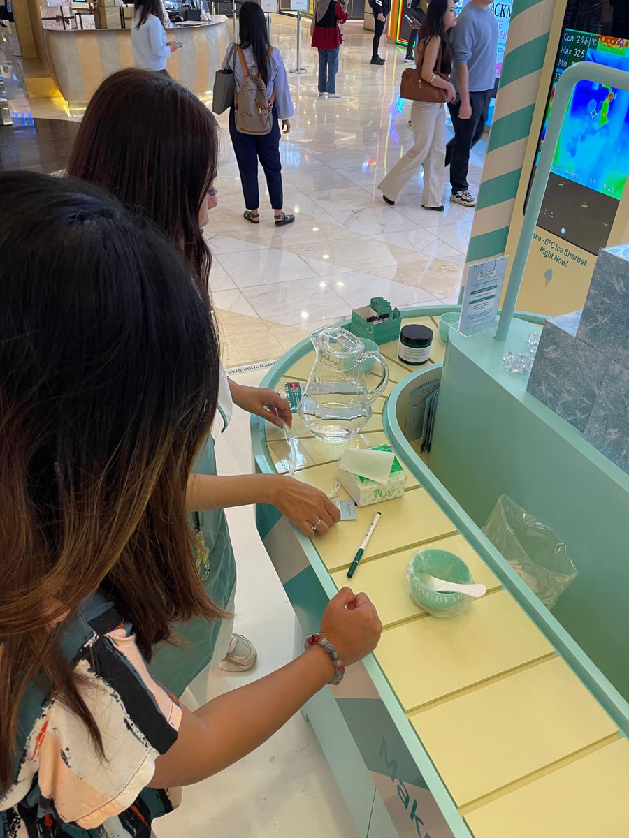 LestariPrat's tweet photo. Cinematic b-roll masuk ke booth SomeByMi = masuk dunia skincare pastel &amp; calming 🧊✨ #EVENT #SOMEBYMI #PDRN #SPIRULINA #skinbooster #icesherbetfactory https://t.co/7bUkNMfdLT